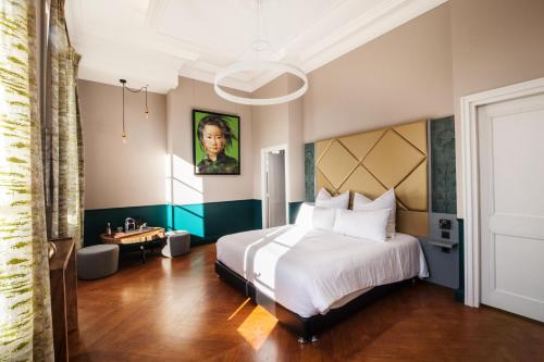 um quarto de hotel com uma cama e uma casa de banho em Château de Roquefoulet Luxury Guesthouse & Spa - Teritoria em Montgeard