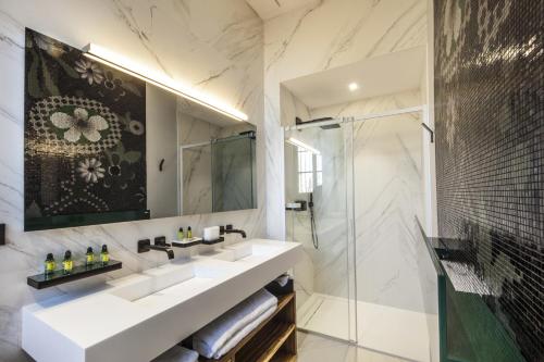 Phòng tắm tại Château de Roquefoulet Luxury Guesthouse & Spa - Teritoria