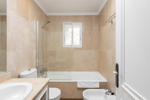 Bright 2 Bedroom apartment with parking space and swimming pools in Aloha Gardens
