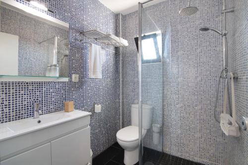 Et badeværelse på Ouramar Apartment