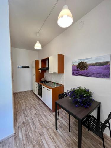eine Küche und ein Esszimmer mit einem Tisch im Zimmer in der Unterkunft Casa Cencioni in Tuscania