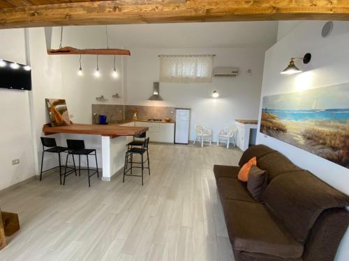 een woonkamer en een keuken met een bank en een tafel bij Casa Vacanza Grifone in Zaccanopoli