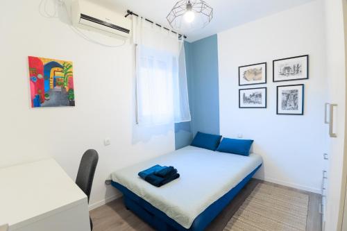 Habitación pequeña con cama y escritorio. en Mandy's Place - By Soroka Medical Center and BGU, en Beer Sheva
