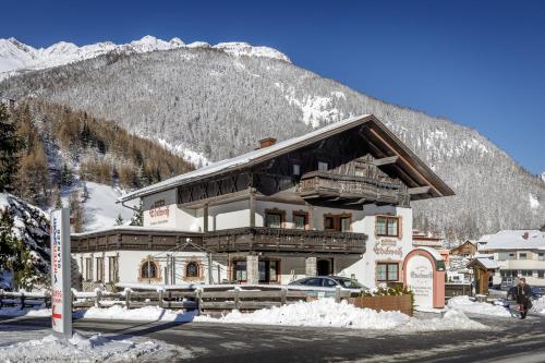 un gran edificio frente a una montaña en Pension Edelweiss, en Sölden