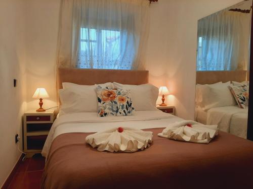 - une chambre avec un grand lit et 2 oreillers dans l'établissement Casa do Paço, à Monção