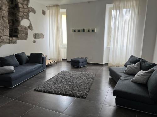 a living room with a couch and a rug at Serena e’ in Viterbo