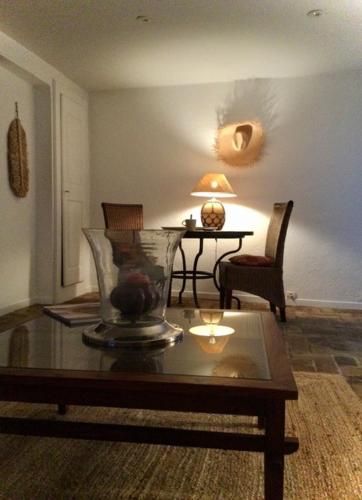 - un salon avec une table basse et une lampe dans l'établissement Petite maison mitoyenne au cœur de Saint tropez, à Saint-Tropez