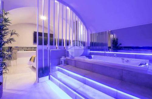 uma grande casa de banho com banheira e lavatório em Cifariello Suite em Nápoles
