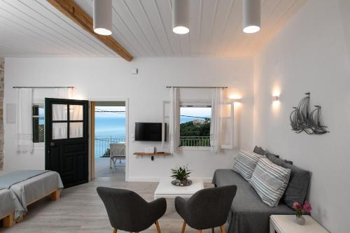 a living room with a couch and a tv at Onyx in Gimari