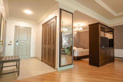 una camera con porta a vetri e una camera da letto di Vegas Hotel a Akhalk'alak'i