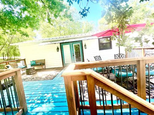 Pogled na bazen u objektu Getaway Oasis w/Huge Deck + pool/spa - lake conroe ili u blizini