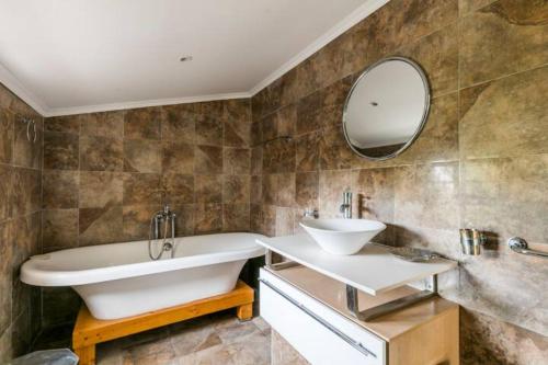 Ένα μπάνιο στο Les Templiers - Petit BIZERTY 36 pers (Mas privé) - 2 piscines - Salle 200 m²