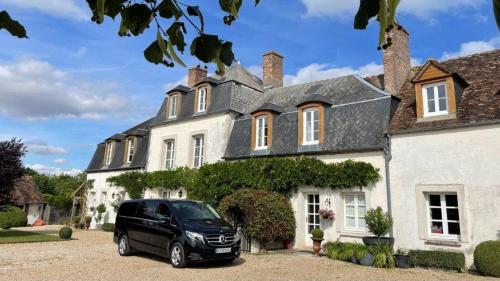 un coche negro estacionado frente a una casa en Domaine de Bel Ebat, en Paucourt