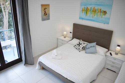 Una cama o camas en una habitación de Lume Art Apartment B&B