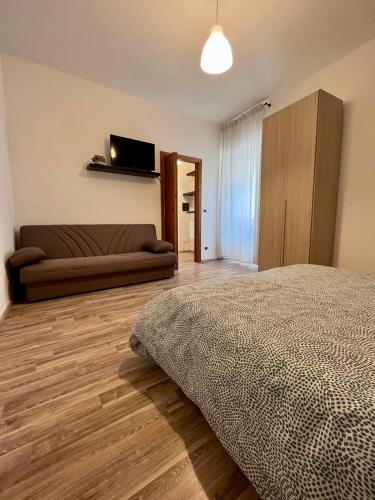 sypialnia z łóżkiem i kanapą w obiekcie Casa Cencioni w mieście Tuscania