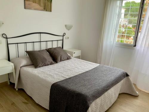 Llit o llits en una habitació de Villa Montserrat 2, Terrace & Pool
