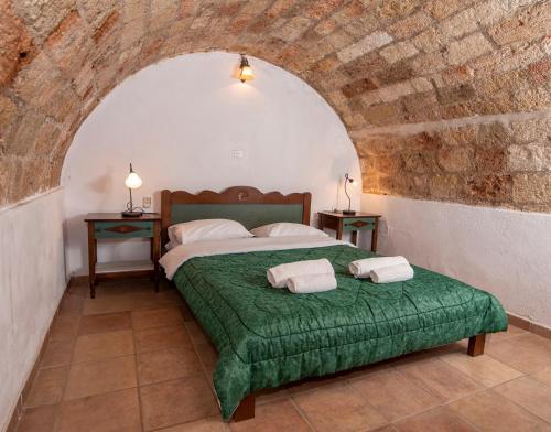 Säng eller sängar i ett rum på Goulas Traditional Guesthouse