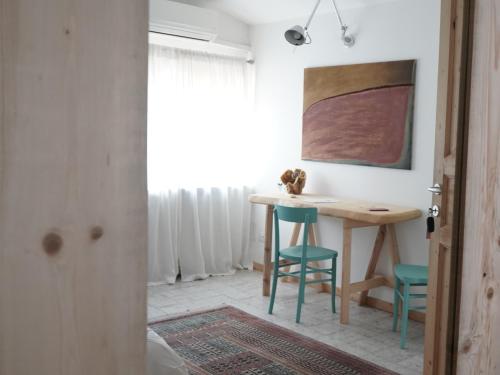 a room with a desk and a table and chairs at B&B Porto Del Bivio in Duino