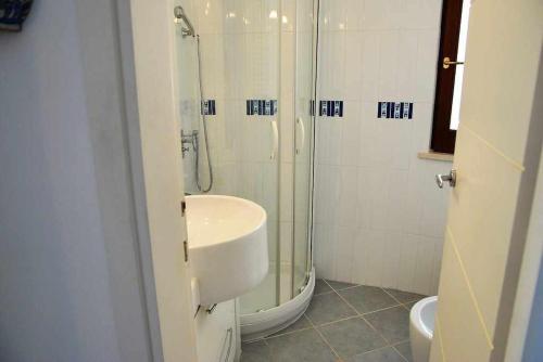 a bathroom with a shower and a sink at Villa Arborea vista mare in Sperlonga