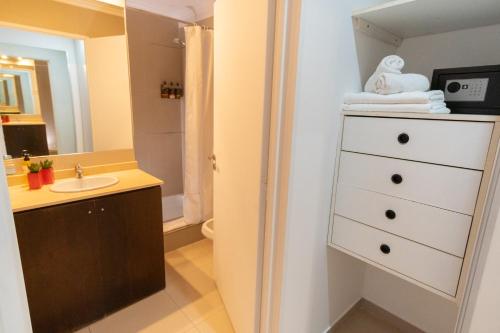 a bathroom with a sink and a white dresser at Isi Baires Alquiler Temporario in Buenos Aires