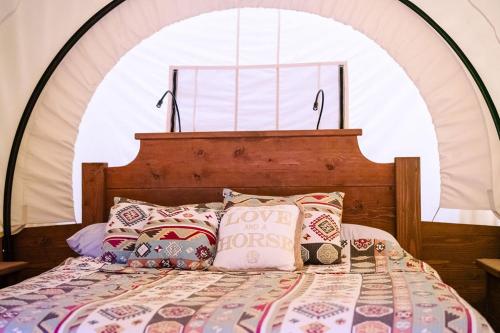 เตียงในห้องที่ Cozy Wild West Covered Wagon next to River