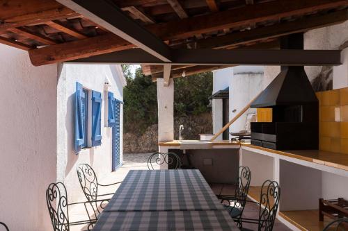 Foto LETS HOLIDAYS Big House with Bbq and Dining Room Outside 4