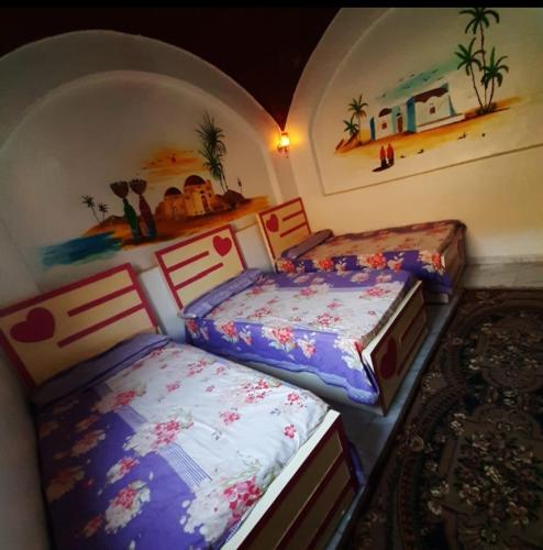 Postel nebo postele na pokoji v ubytování Aziza House