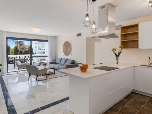 Kuchyňa alebo kuchynka v ubytovaní Stylish Sea view apartment in Playas del Duque