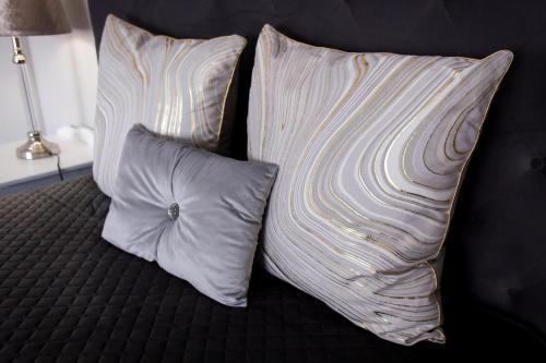 dos almohadas colocadas encima de una cama en MLMK Property 17, en Ciudad del Cabo