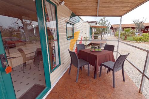 une terrasse couverte avec une table et des chaises sur une maison dans l'établissement Villa Ghetta Country House, à Leverano