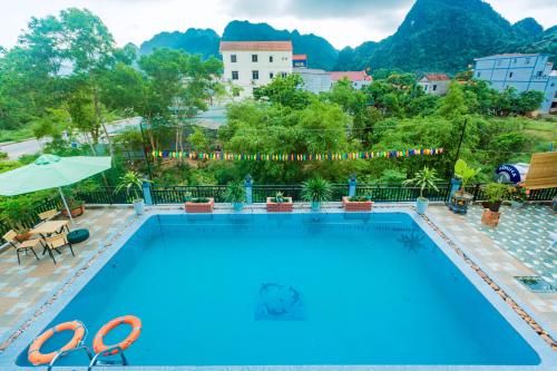a swimming pool with a mountain in the background at Phong Nha Green Homestay in Phong Nha