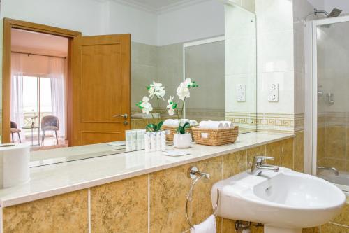 un bagno con lavandino e specchio di Pier Harbour Residences and Spa a Lagos