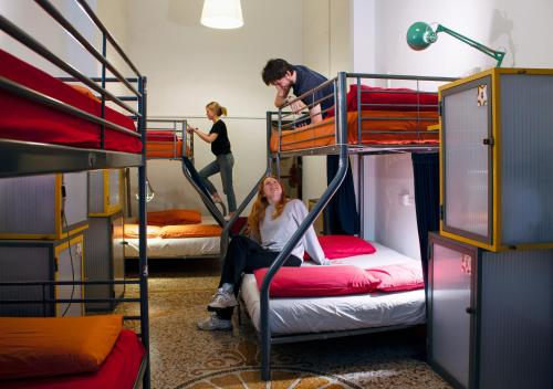 eine Gruppe von Personen in einem Zimmer mit Etagenbetten in der Unterkunft OStellin Genova Hostel in Genua