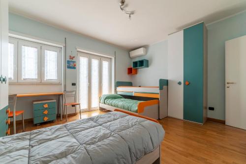 1 dormitorio con 2 literas y escritorio en Piazza Bologna Terrace Apartment with Parking en Roma