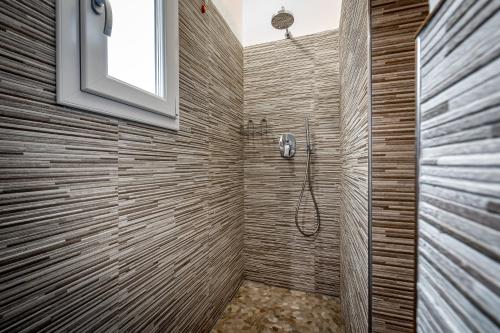 佛罗伦萨拉斯特拉多洛住宿加早餐旅馆的带淋浴的浴室和木墙
