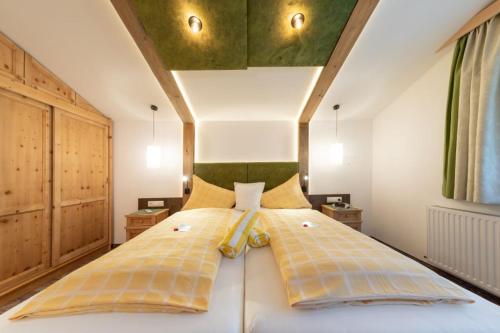 Säng eller sängar i ett rum på Hotel Sporthof Austria