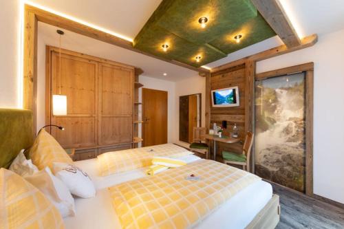 Säng eller sängar i ett rum på Hotel Sporthof Austria