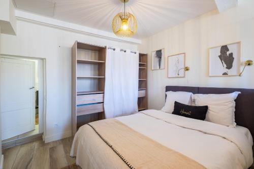 une chambre avec un grand lit et une fenêtre dans l'établissement HONORÊ SUITE SAINT PAUL, à Lyon