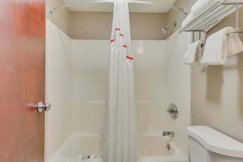 Kylpyhuone majoituspaikassa Red Roof Inn & Suites Newport - Middletown, RI