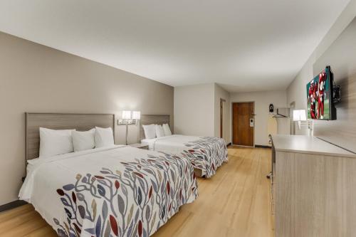 מיטה או מיטות בחדר ב-Red Roof Inn & Suites Newport - Middletown, RI