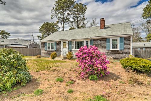 Traditional Cape Cod Cottage Walk to Beach!