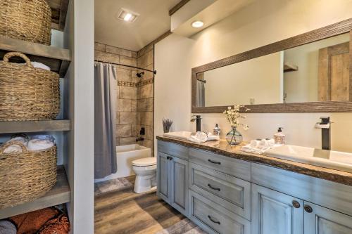 ein Badezimmer mit Waschbecken, Toilette und Spiegel in der Unterkunft Stunning Kalispell Cottage on 30-Acre Farm! in Kalispell