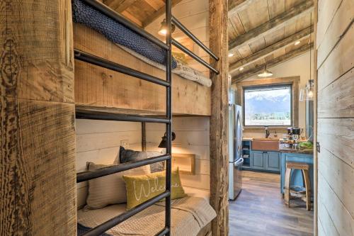 ein Etagenbett in einem winzigen Haus in der Unterkunft Stunning Kalispell Cottage on 30-Acre Farm! in Kalispell