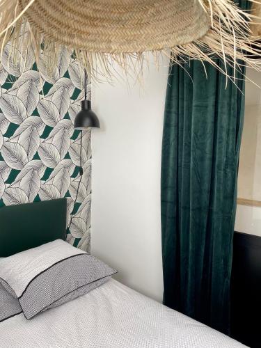 - une chambre avec un lit et un rideau vert dans l'établissement Le loft Soohome, à Marseille