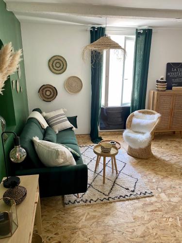 un salon avec un canapé vert et une table dans l'établissement Le loft Soohome, à Marseille