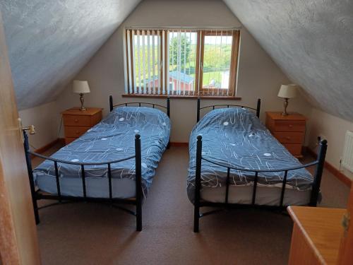 Postel nebo postele na pokoji v ubytování Dunroaming Cottage