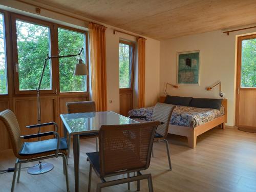 sala de estar con cama, mesa y sillas en Tiny Guesthouse Kamptal, en Schonberg am Kamp