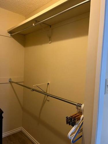 レスブリッジにあるMain Floor Bright & Spacious Apartmentのギャラリーの写真