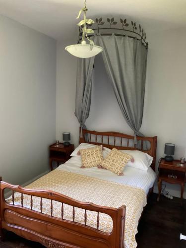 une chambre avec un lit avec deux oreillers dessus dans l'établissement Moulin des Forges Gites, Camping et Glamping, à Moutier-Malcard