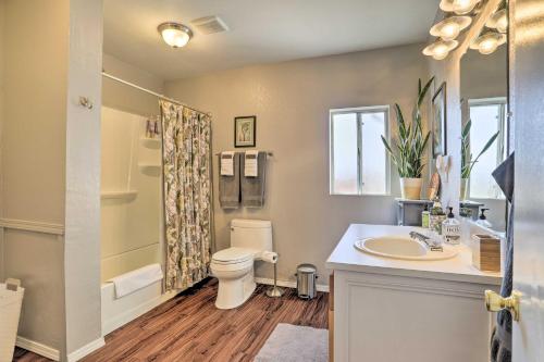 uma casa de banho com um WC, um lavatório e um chuveiro em Rockview House 5 Mi to Joshua Tree Natl Park! em Joshua Tree